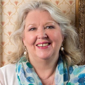 Lisa-Holloway-award-winning-customer-experience-hospitality-TV-presenter-gues-house-hotel-at-Great-British-Speakers