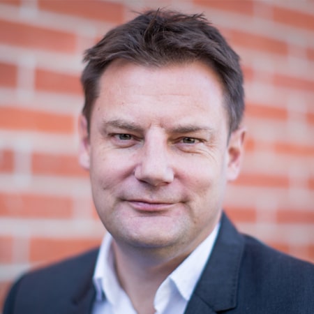 Dan Williams hire presenter speaker book at agent Great British Speakers.